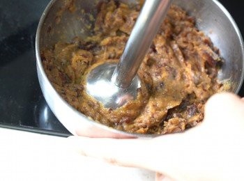 step4: 用攪拌器將煮過的紅棗攪蓉，過篩兩次，取出100克紅棗蓉。
 	如果想要較軟熟的口感，或紅棗味再濃一點，可以改用200克紅棗蓉，再額外加20克木薯粉。