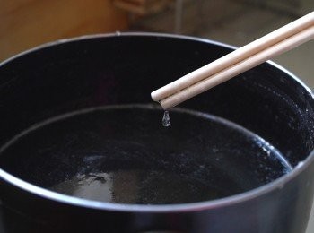 step5: 寒天水過篩，將篩内的寒天也壓出來。寒天回鍋，加糖用中細火煮溶，期間偶爾攪拌糖水。	大概煮20分鐘，至寒天能慢慢滴下。