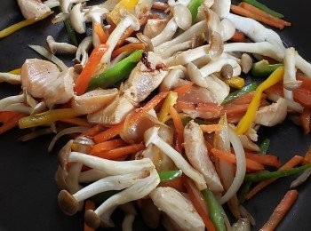 step5: 雞肉下了酒會令肉味更香(如没有也可以)