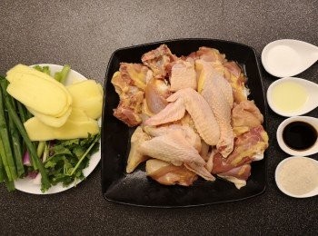 step2: 雞洗乾淨斬件，加入鹽焗雞粉、生抽、糖和油醃雞件，醃製時間半小時以上。