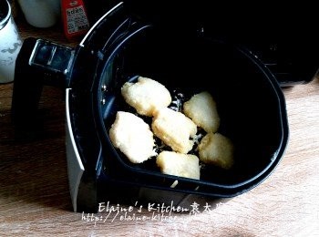 step5: 放入AF炸鍋內 , 用140C 10分鐘至微黃色及硬身 , 先靜待20分鐘