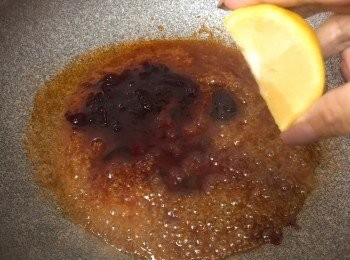 step7: 甜酸醬加入洛神花果醬煮滾，最後搾少少檸檬汁，將炸好的團團圓圓回鑊與汁料炒勻。