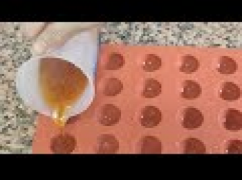 step9: 當果茸離火後, 我們大約只有10分鐘完成。(動作要快)

立即倒入量杯, 再倒入模具中。
如果使用正方盤子, 立即倒入便可。 (不用使用量杯)