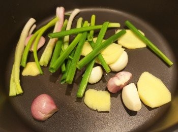step3: 先用少許油爆香薑、蒜、乾蔥和蔥，爆出香味再加入生抽 、老抽和冰糖，直至冰糖溶化。