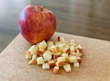 step1: 蘋果切粒後，浸一下鹽水，瀝乾，防氧化。