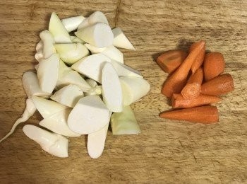 step7: 趁著滷肉時將皎白筍切滾刀，紅蘿蔔切塊（這邊用的是小紅蘿蔔）；