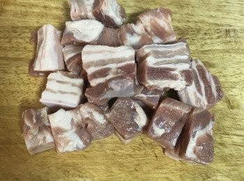 step2: 三層肉洗淨擦乾，除殘毛，切塊！