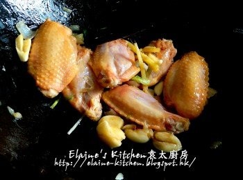 step5: 燒紅鑊 , 放入薑絲 , 蒜頭 , 乾蔥頭 , 蔥段爆香 , 加入<a href="https://bit.ly/3zHU5V3" target="_blank" data-keyword="雞翼" class="guide-link"><strong>雞翼</strong></a> <span style="display:inline-block;vertical-align:middle;margin-top:-3px;color:initial;border-radius:3px;padding:2px 3px;font-size:12px;line-height:14px;background:#87d300;color:#fff;">即買</span> 及贊少許酒炒至轉色