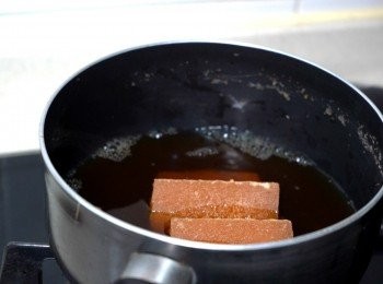 step3: 紅棗水回鍋並加入片糖，中小火煮溶，放涼備用。
 	香棗片糖可加重紅棗味，亦可用其他糖類代替，冰糖較清甜，黑糖有獨特香味。