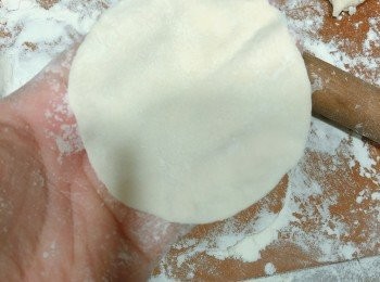 step6: 然後用棍碌薄成為塊皮
碌到第3塊左右就掌握到碌到圓形啦😂
(最好係圓形一粒咁,再按扁,然後四邊碌下,又反轉碌下)
唔好碌到勁薄,好難包㗎, 2mm左右啦

其實有位的話碌一大塊，再吸個圓形出嚟應該快好多😂