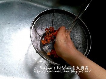 step3: 蝦米浸水10分鐘(蝦米水留用) , 薑去皮切絲 , 蝦米用水沖洗乾淨