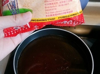 step4: 紅糖放入紅棗水煮溶，並加入薑汁放涼。