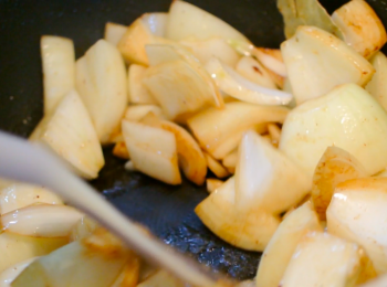 step4: 加入洋蔥炒至軟身，將牛肉放進