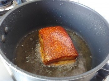 step7: 把五花腩各面半煎炸至金黃