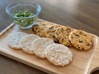 step5: 最後，把混好的沙拉材料放在米餅上，加幾顆日式芥辣脆豆，吃起來味覺和口感更豐富，讚！