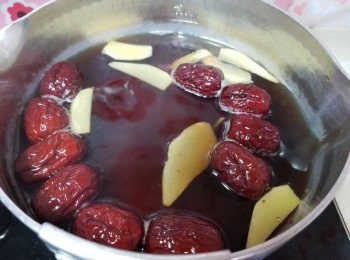 step2: 跟住煮薑片紅棗片糖水，待放凍先溝粉