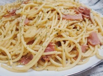 step7: 加入意大利芫荽攪勻上碟。再撒上芝士粉至自己滿意即可。

加入意粉水的目的可以令意粉的醬汁更濃稠哦。