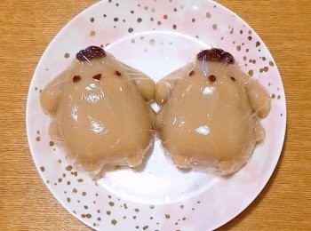 step10: 模具可以選自己鍾意的公仔布丁狗，用紅棗可裝飾一下，好味得來又美觀，大家都試下整啦！