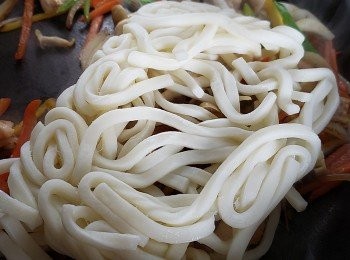 step6: 將降温下的急凍烏冬《直接放入不用再煮》在材料上，繼而放入咖喱粉及鼓油炒熱便完成。
（試味後便可上枱）