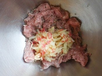 step2: 將香腸肉／豬肉加入蘋果蓉，下鹽、黑胡椒粉、雜錦香草調味，拌勻