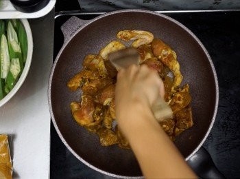 step4: 白鑊下雞，不用下油的，下雞後鋪平，先別動它，中火先煎出油