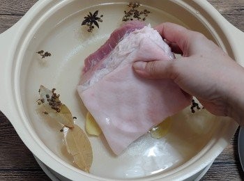 step3: 燒滾水；薑片、花雕酒及下八角／香葉／花椒粒; 投進五花腩煮45分鐘撈起抹乾