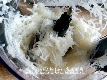 step4: 處理器轉換切細絲器 , 再放入餘下份量的白蘿蔔 , 同樣按1速切成細絲
