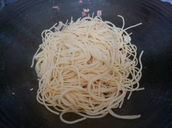 step5: 加入意粉和意粉水，加適量鹽和胡椒粉，轉回中火炒一分鐘，