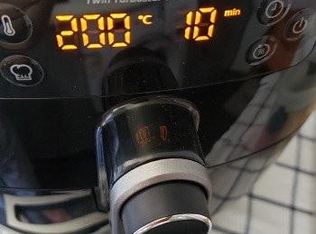 step4: 之後再以200'c氣炸10min》
入氣炸鍋前塗少量油在雞比上
如果出爐仍未及個人心水可再氣炸2-3min