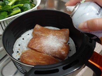 step3: 4/ 倒去醬汁及棄掉芫茜莖;  將肉放進氣炸鍋； 較小脂肪的一面向上， 在肉上噴小許油;   調較至180度氣炸10分鐘