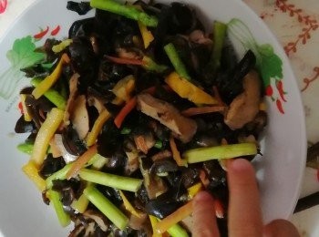 step1: 把大啡菇露筍紅蘿蔔豆包絲用岩鹽炒香