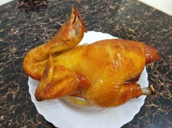 step5: 將焗好的雞放於碟中攤暖，斬件待用.