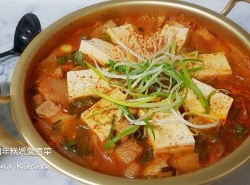 step1: 準備大約兩杯米水，切段泡菜約350至400g，