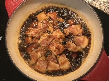 step5: 將肉攪動ㄧ下，小火滾15分鐘；加入2杯水，