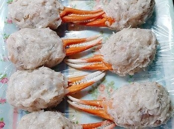 step3: 造型:先手沾少許水(防蝦膠黏手)， <a href="https://bit.ly/2YzwBVG" target="_blank" data-keyword="蟹鉗" class="guide-link"><strong>蟹鉗</strong></a> <span style="display:inline-block;vertical-align:middle;margin-top:-3px;color:initial;border-radius:3px;padding:2px 3px;font-size:12px;line-height:14px;background:#87d300;color:#fff;">即買</span> 沾上少許粟粉，取適量(約50g)包裹在<a href="https://bit.ly/2YzwBVG" target="_blank" data-keyword="蟹鉗" class="guide-link"><strong>蟹鉗</strong></a> <span style="display:inline-block;vertical-align:middle;margin-top:-3px;color:initial;border-radius:3px;padding:2px 3px;font-size:12px;line-height:14px;background:#87d300;color:#fff;">即買</span> 上，成鵝蛋形，按緊駁口位。