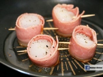 step5: 下少許油, 熱鍋, 加入煙肉帶子卷