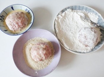 step4: 將雞蛋沾上麵粉，然後用一份豬肉包實雞蛋，再沾麵粉－＞雞蛋液－＞麵包粉