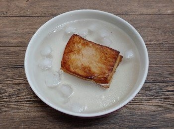 step9: 取出泡冰水20分鐘（皮向下）; 撈起抹乾