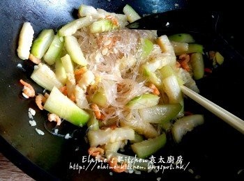 step8: 蓋上蓋用中火煮數分鐘至粉絲軟身及索去一半汁料 , 最後加少許老抽調色拌勻即可