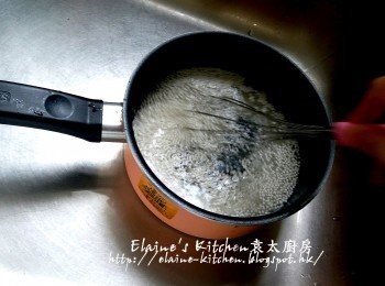 step5: 西米放入煲內 , 加水蓋過面拌一拌勻