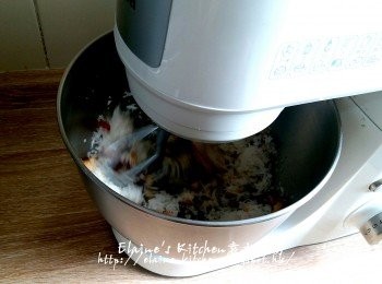 step11: 炒好的配料加入蘿蔔絲內 , 廚師機用攪拌槳按3速拌勻數分鐘