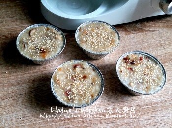 step14: 放入鑊中隔水蓋上蓋蒸45分鐘至1小時至熟透 , 取出灑上白芝麻即可(如食蒸蘿蔔糕就可趁熱食 , 如食煎蘿蔔糕 , 需待涼1小時後蓋上保鮮紙入雪櫃靜待一晚 , 食前切片或切粒 , 放入鑊中用慢火慢慢煎至兩面金黃色即可)