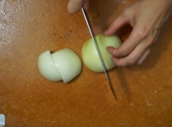 step2: 洋蔥洗淨去皮，切大塊
蒜頭去皮切碎