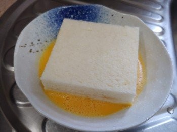 step1: 將兩片塗了花生醬的去邊厚麵包黏合