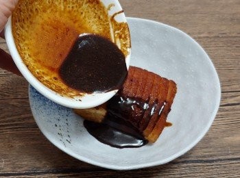 step11: 把調味料內的五香粉及其他調味料調勻; 塗抹在腩肉上醃1小時  (豬肉之間也要塗抹啊)