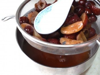 step2: 隔出400 毫升紅棗水，用湯匙輕輕擠出紅棗水，如份量不足，要加水至400 毫升。