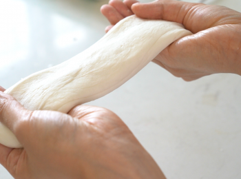 step2: 熟糯米團加入餘下的糯米粉，用刮刀混合，搓至有延展性而不黏手。可在此步驟加入色粉調色。