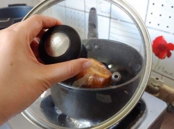 step8: (炸豬皮一面時後會爆油，要小心啊！)