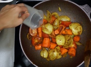 step7: 之後下甘筍、蕃茄翻炒一下，加水煮10-15分鐘至甘筍變軟