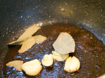 step3: 留下鍋裡餘下的油, 加入蒜頭和香葉爆香